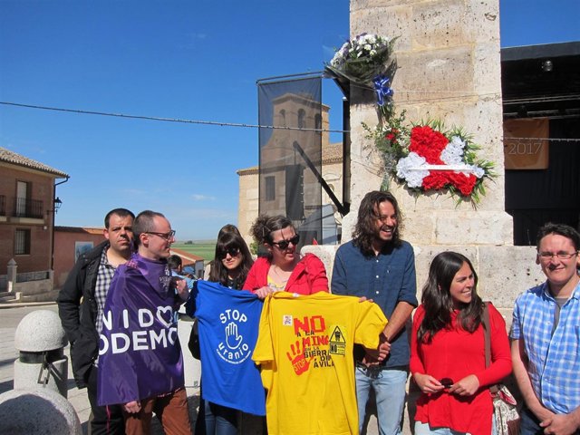                                Ofrenda De Podemos En El Monolito De Villalar