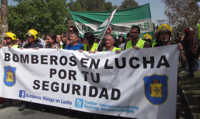 Pablo Iglesias en la manifestación de los bomberos de Málaga                
