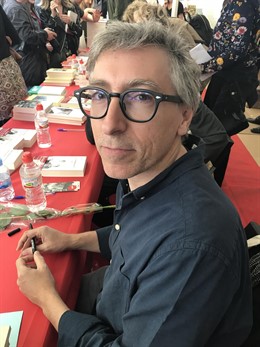 David Trueba firma libros este Sant Jordi en Barcelona 