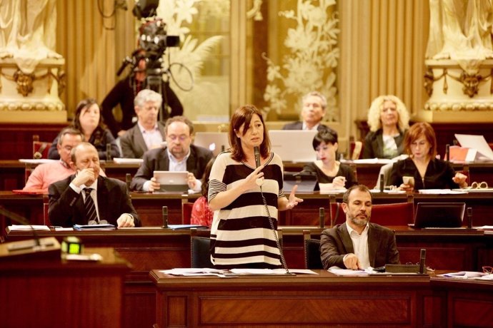 Francina Armengol en el pleno del Parlament