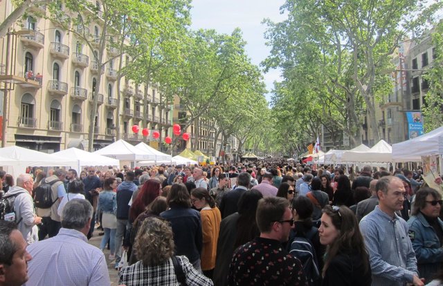 Miles de ciudadanos llenan las calles este Sant Jordi                       
