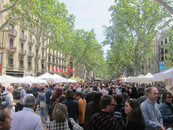Milers de ciutadans omplen els carrers aquest Sant Jordi                       