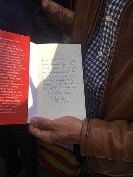 Dedicatoria del libro de Patxi López a Pedro Sánchez por Sant Jordi