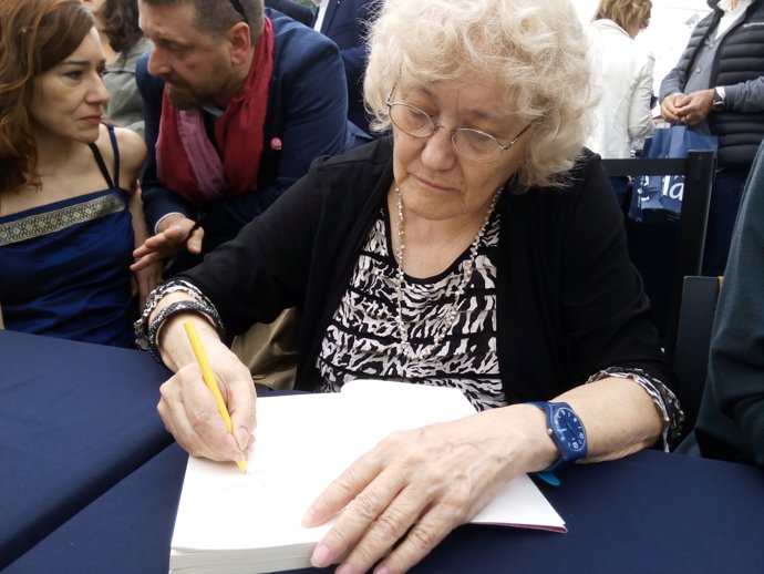 Isabel-Clara Simó signa llibres aquest Sant Jordi