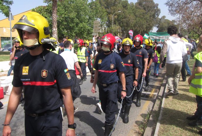 Mafestación de los bomberos en Málaga                  