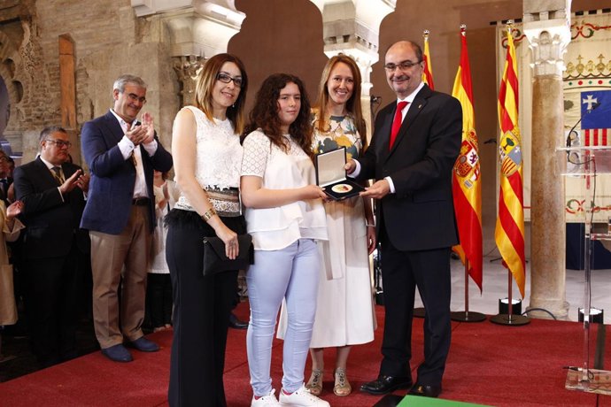 Lambán entrega el premio a la comunidad educativa de Alpartir