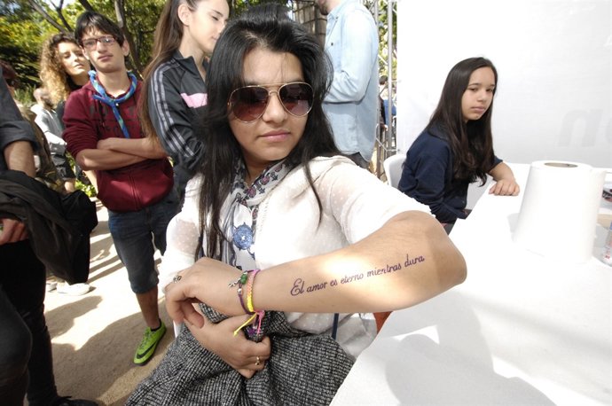 Tatuadores d'Amazon tatúan frases d'escriptors per Sant Jordi