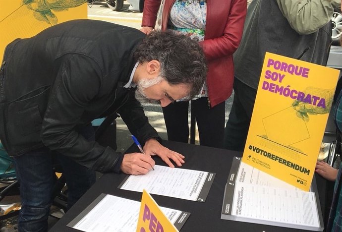 Jordi Cuixart (Òmnium) signa el manifest de l'Pacte pel Referèndum