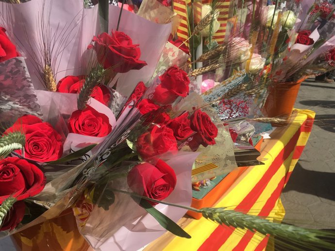 Els carrers de pobles catalans s'omplen de roses aquest Sant Jordi