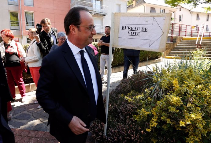 François Hollande acude a votar