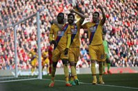 Benteke se venga del Liverpool y el United derrumba al Burnley