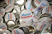 Socialistas y conservadores salen en tromba a apoyar a Macron para frenar a Le Pen