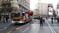 El incendio en un edificio de alquiler de apartamentos en Gran Vía está confinado en la azotea