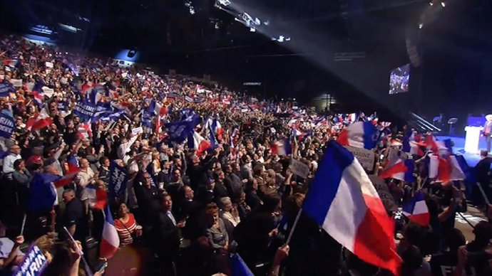 Primers sondeigs donen avantatge a Macron i Le Pen