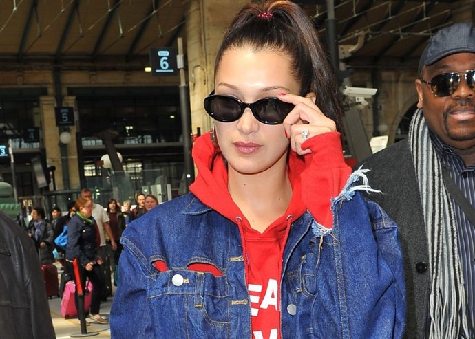 Bella Hadid con su poderoso mensaje en clave denim./ Cordon Press