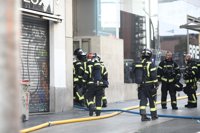 Reabierto parcialmente el tráfico en Gran Vía tras el incendio en una azotea de un edificio