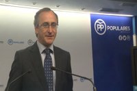 Alonso dice que el Gobierno de Cifuentes está "levantando alfombras" y que Aguirre tomará la decisión "más inteligente"