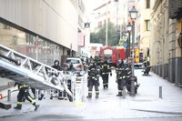 Restablecido totalmente el tráfico en Gran Vía tras el incendio en la azotea de un edificio, que está ya extinguido