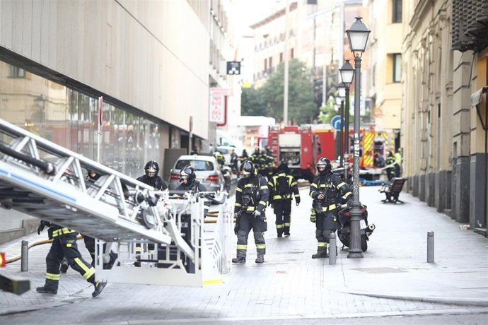 Aparatoso incendio en un edificio de alquiler de apartamentos en la Gran Vía