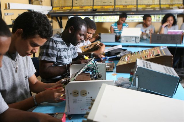 Alumnos de la Fundación Dominicana San Valero