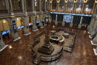 El Ibex 35 mantiene la subida por encima del 3% en la media sesión y afianza los 10.700 puntos