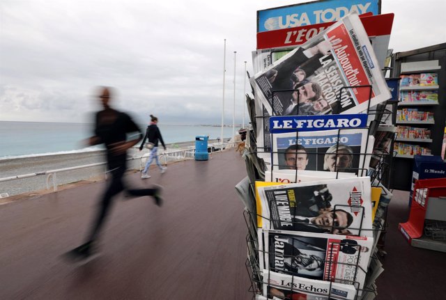 Portadas de periódicos en un quiosco tras las elecciones en Francia