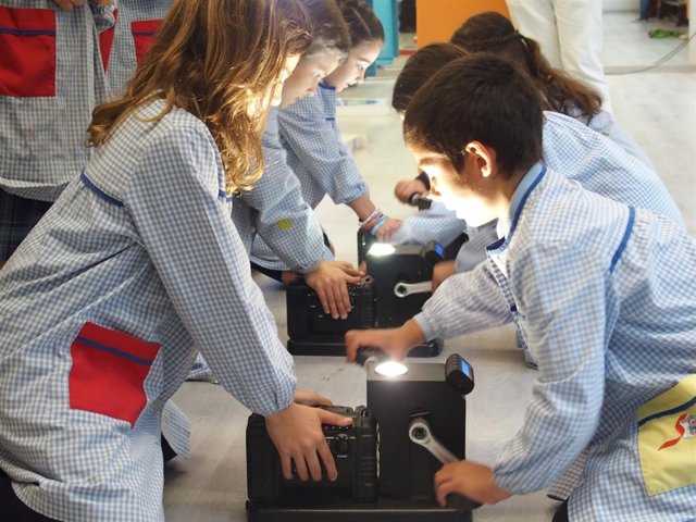 Estudiantes participando en el programa PlayEnergía