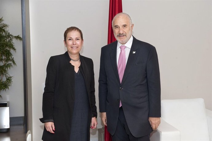 La presidenta Barkos con el embajador de Colombia.