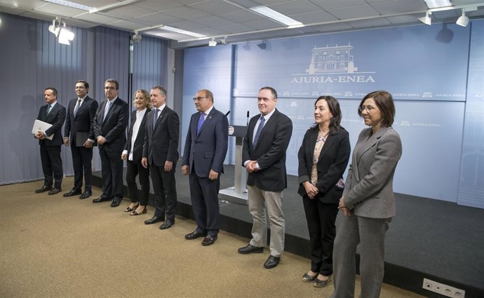 Urkullu firma acuerdo  colaboración con la Fundación Amancio Ortega 