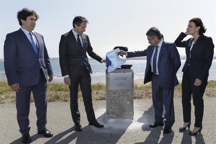 Colocación de un noray como primera piedra del muelle 9 de Raos