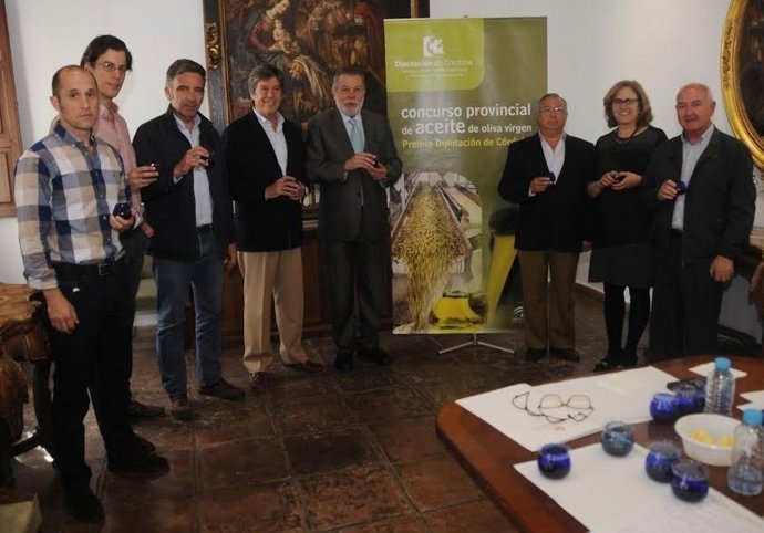 Blanco (centro) junto al jurado del concurso