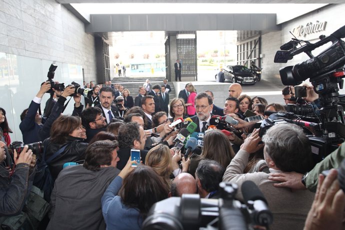 Rajoy atiende a los medios antes de un acto de la CEOE