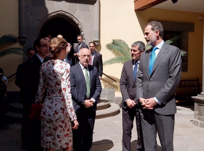 Los Reyes junto al presidente del Gobierno de Canarias y de Gran Canaria