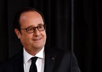Hollande apela a la "movilización" y confirma que votará por Macron