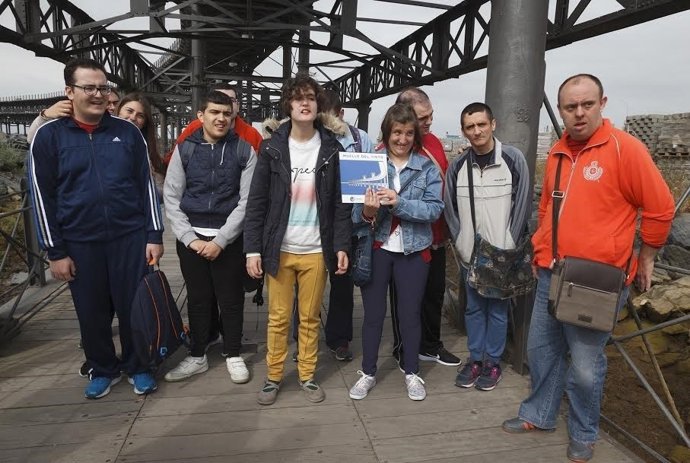 Pictograma para informar a personas autistas en el Muelle del Tinto.