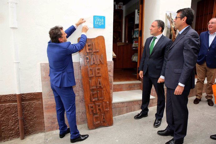 Elias Bendodo entrega placa Sabor a Málaga a La Curraca 