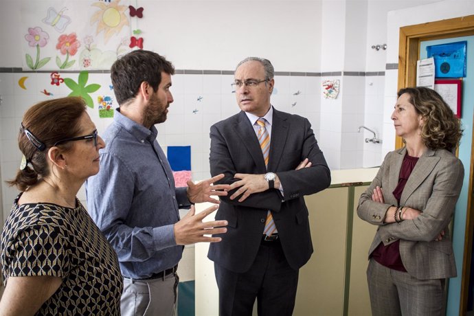 El presidente del Parlamento visita Autismo Sevilla