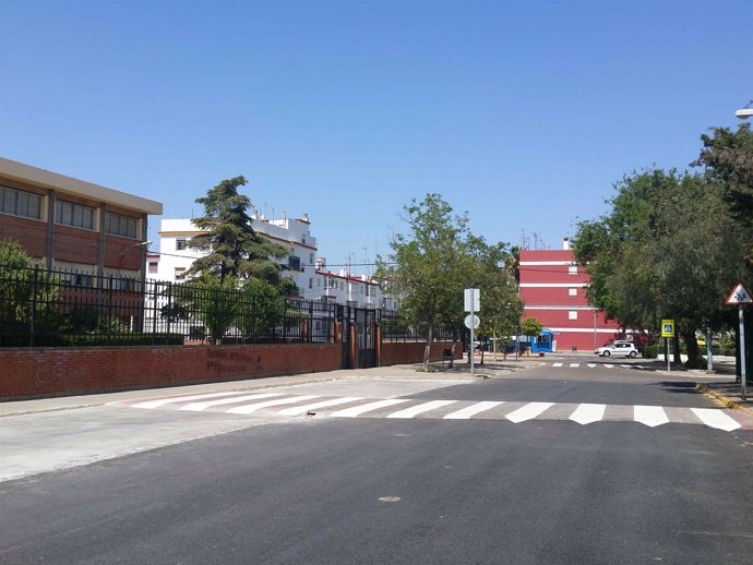 Calle de acceso al colegio El Almendral de Carmona