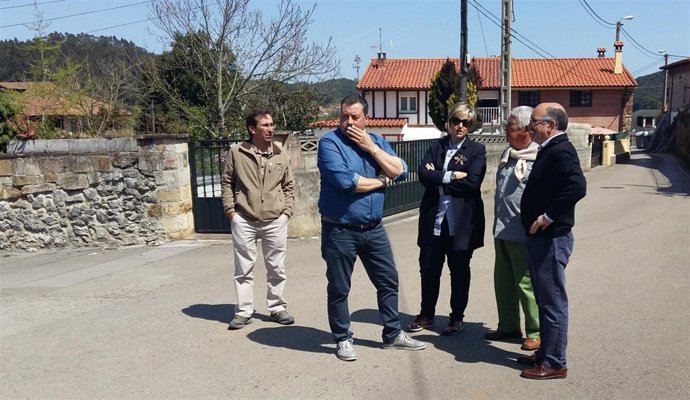 La alcaldesa en Camargo pueblo con el pedáneo