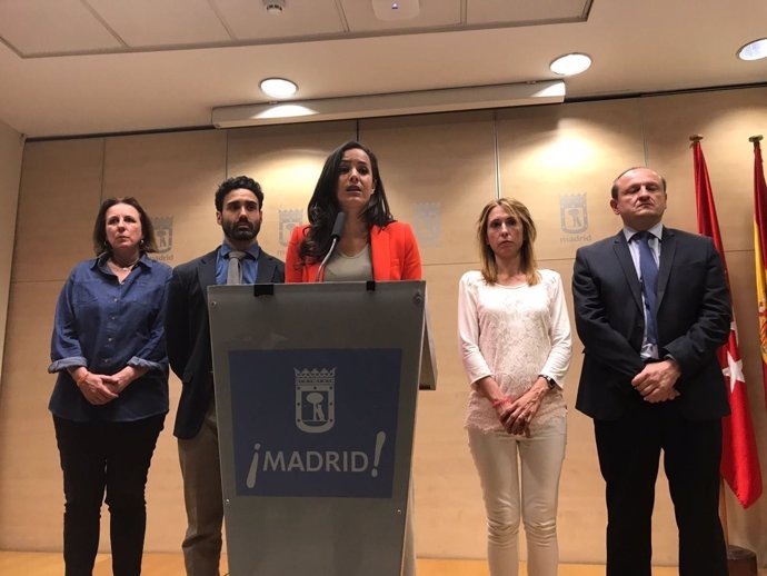 Begoña Villacís en rueda de prensa con concejales de su grupo