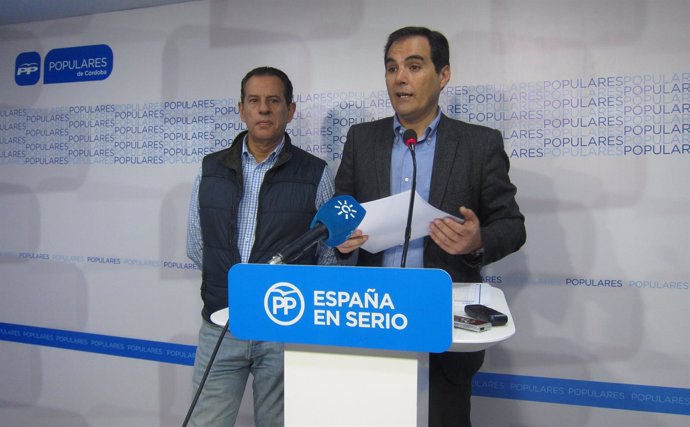 Merino (izda.) junto a Nieto en una rueda de prensa en la sede del PP cordobés