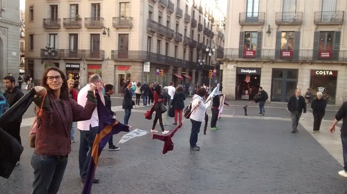 Acció de la campanya 'Roba Neta' a la plaça Sant Jaume de Barcelona
