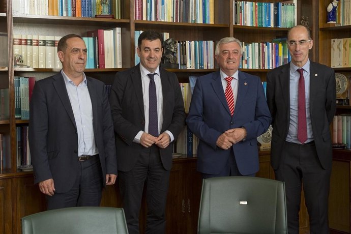 Conselleiros de Facenda, Educación y Sanidade con el rector de la USC
