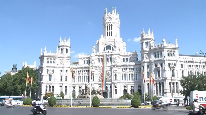 La bandera del Orgullo Gay, en el Ayuntamiento de Madrid