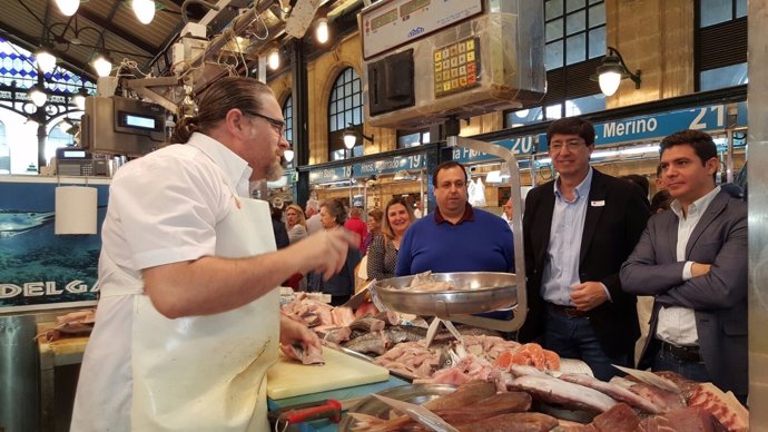 Juan Marín, durante su visita al mercado de Jerez