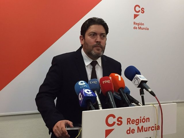 Miguel Sánchez (Cs) en rueda de prensa en Cartagena
