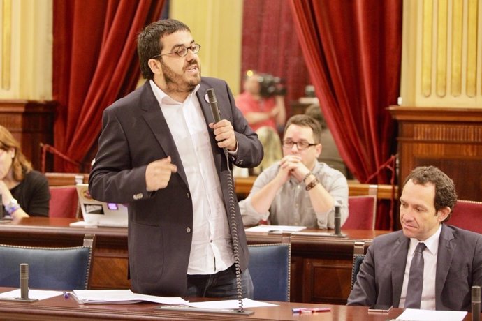 El conseller de Medio Ambiente, Vicenç Vidal, durante el pleno del Parlament