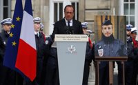 Homenaje solemne al policía asesinado en París en presencia de Hollande, Macron y Le Pen