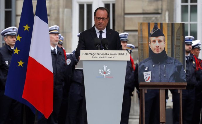 François Hollande en el homenaje al policía asesinado en París