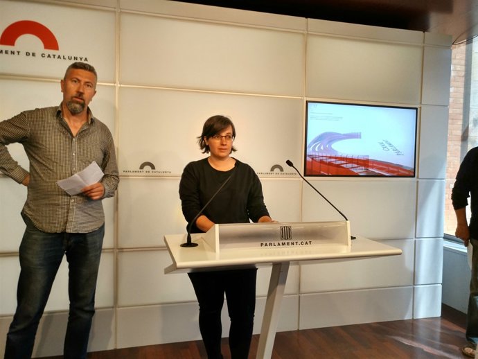 La diputada de la CUP Mireia Boya al costat de representants d'entitats del sect